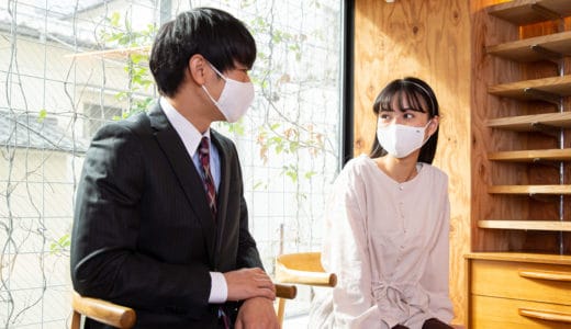 日本製・オーガニックコットン生地の布マスクを付けて話す人